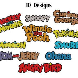 Puede incluir: Una colección de 10 diseños bordados con el texto: Mickey and Minnie, Snoopy, Curious George, Winnie the Pooh, Pokémon, Minnion, Smurf, Tom and Jerry, Ohana y Angry Bird, cada uno representado en colores distintos y fuentes negritas.