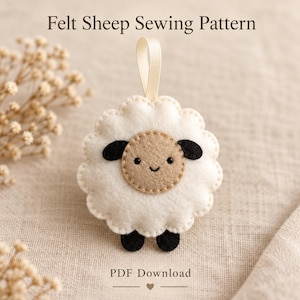 Pode incluir: Um enfeite de feltro em forma de ovelha com corpo festonado cor de creme, rosto circular bege e orelhas e patas pretas. Uma pequena fita cor de creme está fixada no topo. O texto diz Felt Sheep Sewing Pattern e PDF Download.