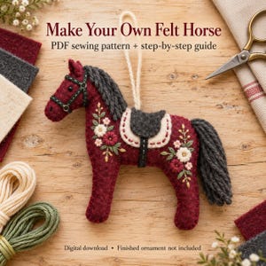 Peut inclure: Un ornement de cheval en feutrine bordeaux avec une crinière, une queue et une selle gris foncé. Le cheval présente des détails floraux brodés, une bride verte et une boucle de suspension blanche. Texte : Make Your Own Felt Horse PDF sewing pattern + step-by-step guide.