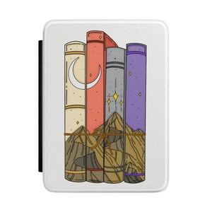 Puede incluir: Una funda de teléfono rectangular blanca con una ilustración de cuatro libros. Los libros son beige, rojo, gris y morado, con diseños celestiales y de montañas. Una cuerda marrón ata los libros.