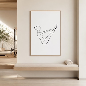 Peut inclure: Une impression d'art mural encadrée présentant un dessin au trait noir d'une personne dans une pose de yoga en V sur un fond blanc. La silhouette est représentée avec un contour simple, montrant le torse, les bras et les jambes en équilibre.