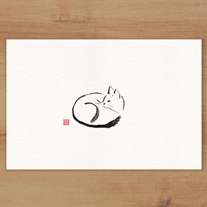 Puede incluir: Una impresión artística minimalista que presenta un gato enroscado dibujado con tinta negra sobre papel blanco. La forma del gato se crea con líneas simples, y un pequeño sello rojo está en la esquina inferior izquierda. La obra de arte está sobre un papel rectangular blanco.