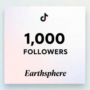 Könnte beinhalten: Quadratische Grafik mit TikTok-Logo, dem Text "1.000 FOLLOWERS" in fetter schwarzer Schrift und dem Wort "Earthsphere" in kursiver Schrift. Der Hintergrund hat einen Farbverlauf von Rosa und Weiß.