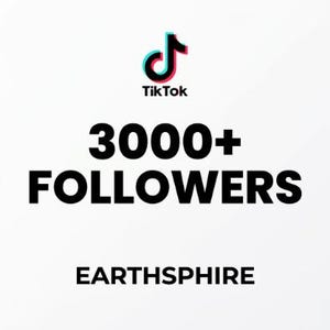 Op de afbeelding: Een witte grafische weergave met het TikTok-logo bovenaan, gevolgd door de dikgedrukte zwarte tekst 3000+ FOLLOWERS, en het woord EARTHSPHIRE in kleinere zwarte hoofdletters onderaan, alles gepresenteerd op een schone, effen witte achtergrond.