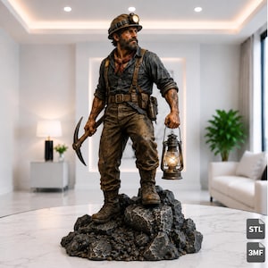 Peut inclure: Une figurine détaillée d'un mineur barbu portant un casque avec une lampe, une chemise sombre, un foulard rouge et des bretelles. Le personnage tient une pioche dans une main et une lanterne allumée dans l'autre, debout sur un socle rocheux.