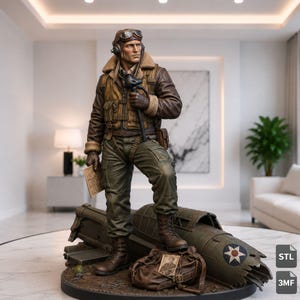 Pode incluir: Uma estatueta detalhada de um piloto vestindo uma jaqueta de voo de couro marrom com gola de pele, óculos de proteção e fones de ouvido. O piloto segura uma máscara de oxigênio e um mapa, sobre uma base com uma fuselagem de avião danificada.