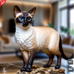 Könnte beinhalten: Eine Siamkatzen-Figur mit cremefarbenem Körper und dunkelbraunen Abzeichen an Gesicht, Ohren, Beinen und Schwanz. Die Katze hat leuchtend blaue Augen, weiße Schnurrhaare und ein strukturiertes Fell und steht auf einem felsartigen Sockel mit rotem NEW-Etikett.
