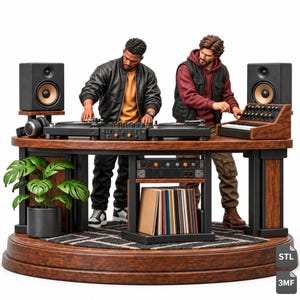 Può includere: Un diorama dettagliato con due figure che utilizzano una postazione DJ su una scrivania in legno curva. Il set include due giradischi, un mixer, un sintetizzatore e due monitor da studio. Un ripiano sottostante contiene una collezione di vinili.
