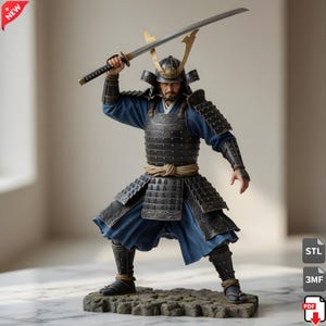 Peut inclure: Figurine détaillée d'un guerrier samouraï en position dynamique, tenant un katana au-dessus de sa tête. La figurine porte des vêtements bleus et une armure noire avec des accents dorés. La base est une surface texturée en forme de pierre.