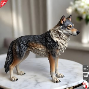 Könnte beinhalten: Detaillierte Wolfsfigur, stehend auf einer Marmoroberfläche. Der Wolf ist mit realistischen Fellfarben in Grau-, Schwarz- und Beigetönen dargestellt. Ein dekorativer Artikel für Zuhause oder Büro.