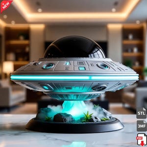 Puede incluir: Modelo de OVNI plateado y negro con luces azules brillantes. El modelo se encuentra sobre una base negra con rocas, plantas y un efecto de nube. La palabra "NEW" está en la esquina superior izquierda.