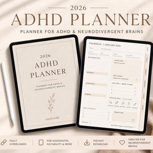 Peut inclure: Deux tablettes numériques affichant un planificateur TDAH 2026. Le planificateur, dans une palette de couleurs neutres, présente le texte "ADHD PLANNER" et "Planner for ADHD & Neurodivergent Brains". Un stylet est placé à côté des tablettes. Le planificateur est conçu pour un usage quotidien, hebdomadaire et mensuel.
