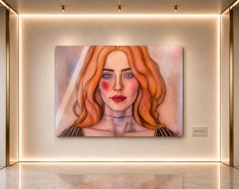 Könnte beinhalten: Gerahmtes Porträt einer Frau mit rotem Haar, blauen Augen und roten Lippen. Das Kunstwerk wird in einem gut beleuchteten Raum an einer hellen Wand ausgestellt. Das Gemälde hat einen weichen, künstlerischen Stil. Ein kleines Schild darunter lautet "Whispers of Love."