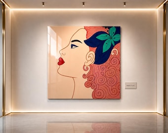 Könnte beinhalten: Ein großes quadratisches Gemälde des Profils einer Frau mit roten Lippen, blauem Augen-Make-up und einer blauen und grünen Blume im Haar. Das Haar der Frau ist rosa und lockig. Das Gemälde wird an einer weißen Wand ausgestellt.