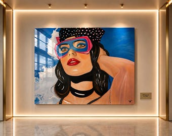 Könnte beinhalten: Ein großes Gemälde einer Frau mit einem schwarz-weiß gepunkteten Hut, rosa und blauen Brillen und einem schwarzen Halsband. Die Frau hat roten Lippenstift und dunkles Haar. Der Hintergrund ist blau mit weißen Wolken und Reflexionen eines Gebäudes.