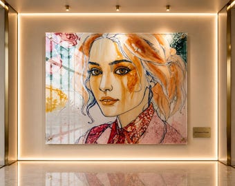Könnte beinhalten: Ein großes, gerahmtes Kunstwerk mit einem Aquarellporträt einer Frau mit orangefarbenem Haar und braunen Augen. Das Gemälde hat eine weiche, ätherische Qualität mit einem rosa und rot gemusterten Hemd. Das Kunstwerk wird in einem gut beleuchteten Flur ausgestellt.