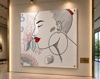 Könnte beinhalten: Ein großes, quadratisches Kunstwerk mit einer schwarz-weißen Strichzeichnung eines Frauenprofils. Die Frau hat geschlossene Augen, rote Lippen und einen großen Ohrring. Bunte Blumen- und geometrische Muster umgeben ihr Gesicht. Das Kunstwerk ist an einer neutralen Wand befestigt.