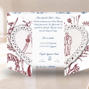 Könnte beinhalten: Eine dreifach gefaltete Hochzeitseinladungskarte mit einem weißen Mittelteil mit blauem Text und einem weinroten Blumenmuster auf den Seitenteilen. Zwei weiße, herzförmige Papierspitzendeckchen zeigen Strichzeichnungen von Braut und Bräutigam.