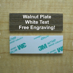 Plaque personnalisée en noyer 1 x 3 avec support adhésif | Plaque personnalisée pour porte d'entrée murale Bureau à domicile Petite entreprise urne pour animal de compagnie en grain de bois