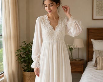 Puede incluir: Un vestido blanco de manga larga con escote en V, adornado con intrincados bordados florales y detalles de perlas. El corpiño es ajustado y se extiende hacia una falda fluida, con mangas transparentes y puños de encaje con volantes.