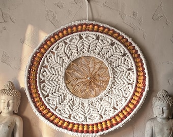 Misterna makramowa mandala ścienna | Ręcznie robiona sztuka włókiennicza w stylu boho | Kolory inspirowane buddyjskimi mnichami | 38 cm
