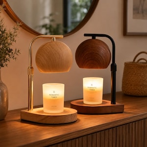 Peut inclure: Deux chauffe-bougies avec des bases en bois et des abat-jours sphériques. Le modèle de gauche a un bras en métal doré et une finition en bois clair, celui de droite un bras en métal noir et bois foncé. Chaque bougie en verre porte l'inscription Romantic Times.