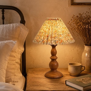 Retro bordslampa i träådring, blommig tygskärm för sängbord, minimalistisk varm sovrumslampa, vintage heminredningspresent