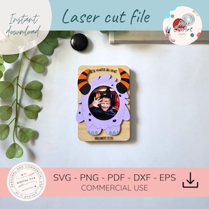 Peut inclure: Un cadre photo en bois en forme de monstre violet clair avec des cornes rayées orange et noires. Le cadre porte le texte Little Monster Big Heart et Halloween 2026. Il s'agit d'un fichier de découpe laser numérique incluant les formats SVG, PNG, PDF, DXF et EPS.
