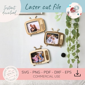 Peut inclure: Trois cadres photo en bois en forme de téléviseurs rétro, chacun contenant une photographie. Les cadres sont fixés à un mur blanc. Le texte "Laser cut file" et "Instant download" sont visibles. Le bas de l'image comprend le texte "SVG - PNG - PDF - DXF - EPS COMMERCIAL USE".