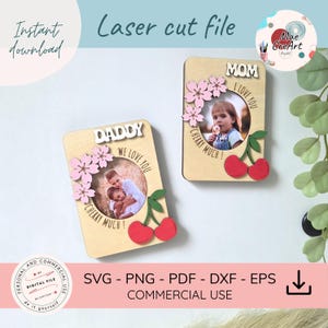Peut inclure: Deux cadres photo en bois avec des accents de cerises et de fleurs. L'un des cadres dit "MOM I LOVE YOU CHERRY MUCH!" et l'autre dit "DADDY WE LOVE YOU CHERRY MUCH!". Les cadres sont conçus pour la découpe laser et sont utilisables commercialement.