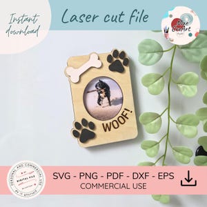 Peut inclure: Un cadre photo en bois découpé au laser sur le thème des chiens. Le cadre comporte un os et des empreintes de pattes, avec le mot "WOOF!" en dessous de l'ouverture photo. Le cadre contient une photo de chien. L'image comprend également le texte "Téléchargement instantané" et "Usage commercial".