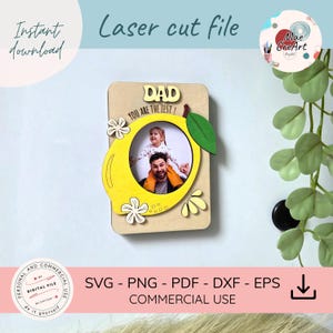 Peut inclure: Un cadre photo en bois découpé au laser en forme de citron, avec le mot "DAD" et la phrase "YOU ARE THE ZEST !" Le cadre comprend un espace circulaire pour une photo. L'image comprend également le texte "Téléchargement instantané" et "SVG - PNG - PDF - DXF - EPS COMMERCIAL USE".