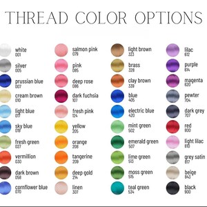 以下が含まれることがあります： 「THREAD COLOR OPTIONS」と題されたカラーチャートには、対応する番号が付いたさまざまな糸の色が表示されています。色には、白、銀、青、ピンク、黄色、オレンジ、緑、赤、黒が含まれます。各色は、小さな丸い色見本で表されています。