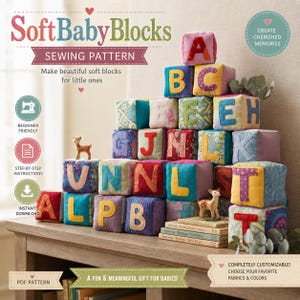 Pode incluir: Um molde de costura digital para blocos de tecido para bebês, exibido como uma pilha de cubos de tecido com letras coloridas. A imagem inclui o texto: Soft Baby Blocks, Sewing Pattern, Beginner Friendly, Step-by-Step Instructions, Instant Download.