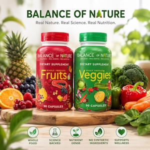 Pode incluir: Dois frascos de suplementos dietéticos Balance of Nature, um vermelho rotulado Fruits e um verde rotulado Veggies, cada um contendo 90 cápsulas. Os frascos são exibidos com produtos frescos, incluindo abacaxi, bagas, brócolis e pimentões.