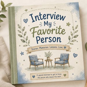 Peut inclure: Un livre carré à couverture rigide intitulé Interview My Favorite Person avec une illustration à l'aquarelle de deux fauteuils bleus et une petite table. La couverture présente des feuilles vertes, des cœurs bleus, des étoiles et le texte Stories. Memories. Lessons. Love.