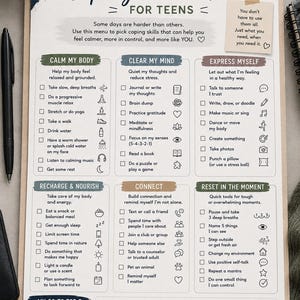 Peut inclure: Un presse-papier présentant un menu de compétences d'adaptation pour adolescents avec six sections catégorisées incluant calmer mon corps, clarifier mon esprit, m'exprimer, recharger et nourrir, connecter et réinitialiser, avec des listes.