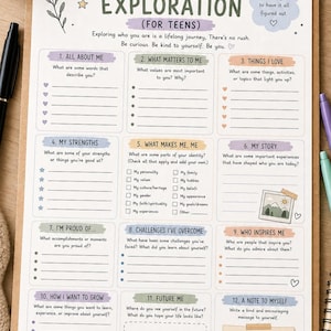 Può includere: Un foglio di lavoro stampato Identity Exploration per adolescenti su una cartellina. Il documento presenta dodici sezioni numerate con suggerimenti come All About Me, My Strengths e Future Me, decorate con colori pastello, stelle, cuori e illustrazioni di piante.
