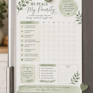 Könnte beinhalten: Ein weißer Gewohnheits-Tracker mit grünen Aquarell-Blattmotiven und dem Text My Peace My Priority, A Habit Tracker for the Strong, Resilient, Single Mom, mit täglichen Checkboxen, einem Notizbereich und motivierenden Sprüchen.