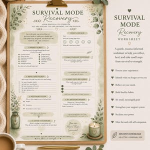 Op de afbeelding: Een Survival Mode Recovery werkblad op een klembord met een gouden clip. Het papier bevat saliegroene botanische illustraties, een dagelijkse check-in sectie en prompts voor genezing, met een gouden pen eronder geplaatst.