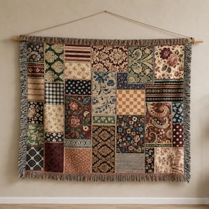 Puede incluir: Un tapiz rectangular tejido para colgar en la pared con un diseño de patchwork de varios cuadrados de tela. Los patrones incluyen motivos florales, cachemira, rayas, cuadros y formas geométricas en tonos profundos de burdeos, azul marino y verde.