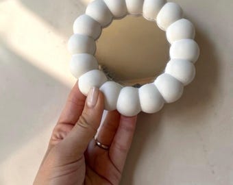 Espejo de burbujas Jesmonite / Decoración minimalista hecha a mano para tocador / Espejo decorativo / Regalo moderno y neutro para el hogar