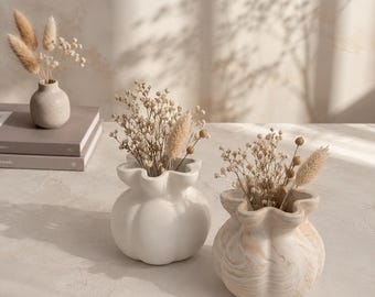 Jarrón pequeño ondulado, soporte para flores de jesmonita hecho a mano, acento minimalista neutro para el hogar, jarrón pequeño para flores.