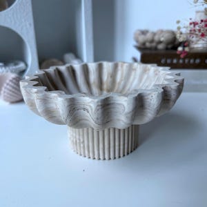 Bol decorativo con volantes, efectos de color personalizados, hecho a mano / Jesmonite / Decoración y regalos neutros para el hogar