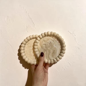 Bandeja/Porta-copos grande em formato de bolha, feita à mão em Jesmonite, neutra, para decoração e presente, com efeitos de cores personalizados.