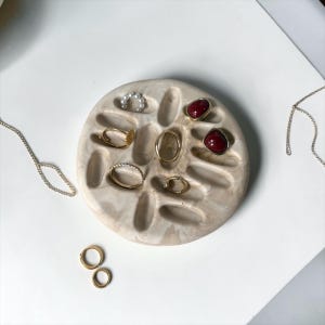 Onregelmatige sieradenhouder | Jesmonite | Handgemaakte ringhouder | Neutrale woondecoratie en cadeaus