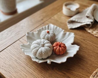 Bandeja con forma de hoja y juego de calabazas para otoño. Decoración Jesmonite hecha a mano. Decoración acogedora y neutra para el hogar.