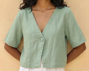 Linnen crop top – saliegroene zomerblouse met V-hals en knopen