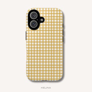 Op de afbeelding: Een rechthoekig smartphonehoesje met een geel en wit vichy-ruitpatroon. Het hoesje heeft een zwarte ronde camera-uitsparing in de linkerbovenhoek met twee lenzen zichtbaar. Het woord KELINA staat in kleine zwarte letters eronder gedrukt.
