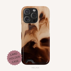 Op de afbeelding: Een smartphonehoesje met een wervelend vloeibaar marmerpatroon in bruin en crème. Het hoesje heeft een uitsparing voor de camera aan de bovenkant en een kleine rechthoekige opening aan de onderkant. Een roze badge toont CARD HOLDER CASE.